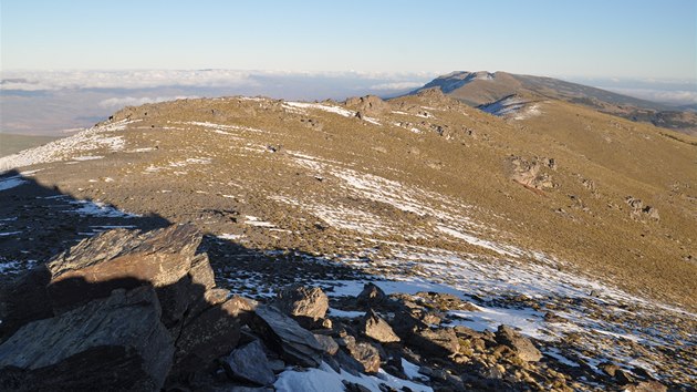 Pohled z vrcholu Chullo (2 612 m) k východu