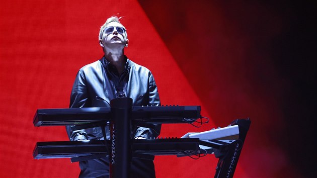 Depeche Mode nadchli 10. února 2014 publikum ve vyprodané O2 aréně.