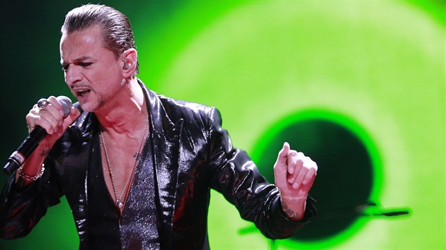 Depeche Mode nadchli 10.nora roku 2014 publikum ve vyprodan O2 arn.