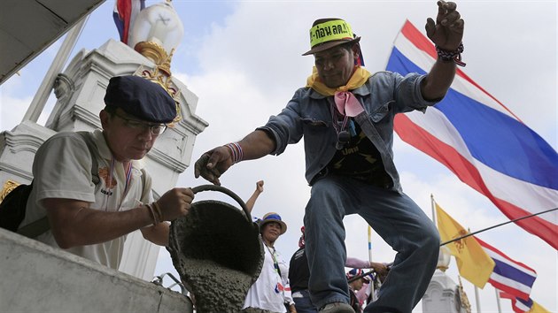 Protivldn demonstrant betonuj zbrany ped sdlem premirky Jinglak inavatrov v Bangkoku (Thajsko, 17. nora 2014)