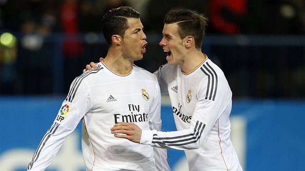 JSEM ZPTKY! Cristiano Ronaldo z Realu Madrid (vlevo) neme hrt kvli trestu ligu, zato pohr ano. Ke glu proti Atltiku v semifinle mu gratuluje Gareth Bale.