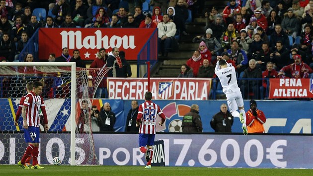 RADOSTN SKOK. Cristiano Ronaldo z Realu Madrid oslavuje gl v derby s Atltikem.