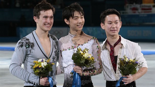 STUPNĚ VÍTĚZŮ KRASOBRUSLAŘŮ. Uprostřed olympijský vítěz Juzuru Hanju z Japonska, vlevo stříbrný Kanaďan Patrick Chan a vpravo bronzový Kazachstánec Denis Ten.