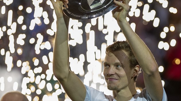 S TROFEJ. Tom Berdych ovldl tenisov turnaj v Rotterdamu.