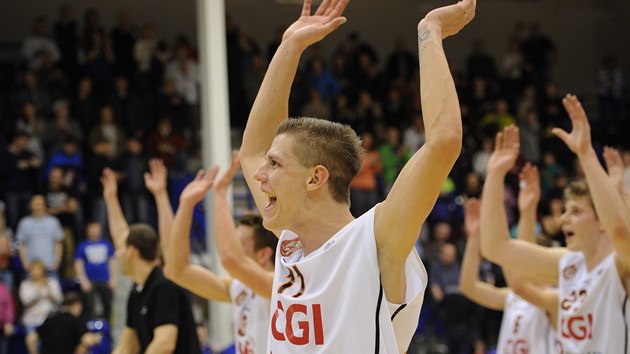 Basketbalist Dna se raduj z vhry nad st nad Labem.