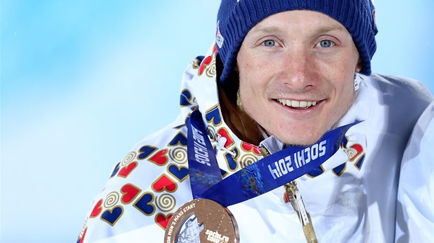 JEHO DRUH. Po stbrn zskal biatlonista Ondej Moravec v Soi tak bronzovou medaili.