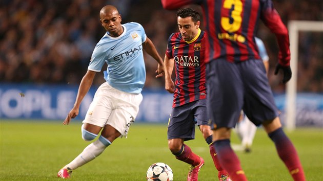 POKEJ NA M. Fernandinho z Manchesteru City (vlevo) napad barcelonskho Xaviho.