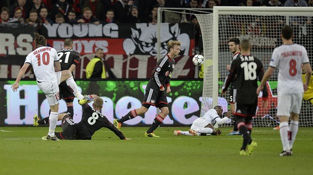 TREFA NA 3:0. Zlatan Ibrahimovic z Paris St. Germain (vlevo) stl svj druh gl na pd Leverkusenu.