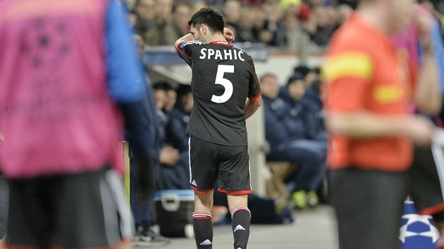 DOHRL. Emir Spahic z Leverkusenu dostal v duelu s Paris St. Germain ervenou kartu.