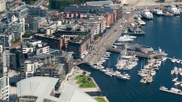 Leteck pohled na Oslo. V poped je budova muzea modernho umn Astrup Fearnley Museet. Budovu ve tvaru lodn plachty vytvoil italsk architekt Renzo Piano.