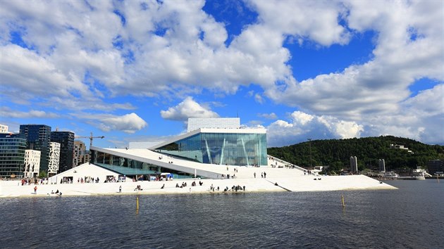 Odnikud nen pestavba Osla vidt zetelnji ne z vrcholu budovy nov norsk Opery. Tato stavba z blytivho mramoru a skla byla otevena v roce 2008.