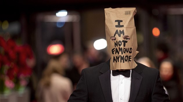 Shia LaBeouf dorazil na premiru Nymfomanky s paprovm pytlem na hlav (Berln, 9. nora 2014).