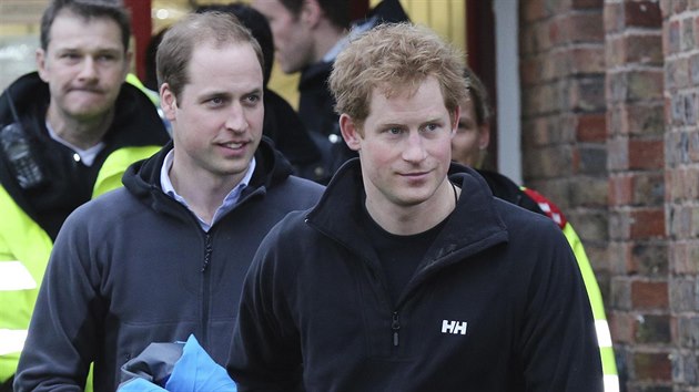 Princ William a jeho bratr Harry v Datchetu (14. nora 2014)