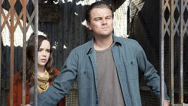 Ellen Page a Leonardo DiCaprio ve filmu Potek (2010)