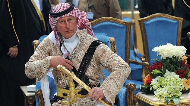 Britský princ Charles v Rijádu předvedl tanec s mečem (18. února 2014).