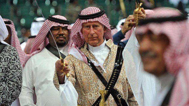 Britský princ Charles při tradičním saúdském tanci s mečem (Rijád, 18. února 2014)