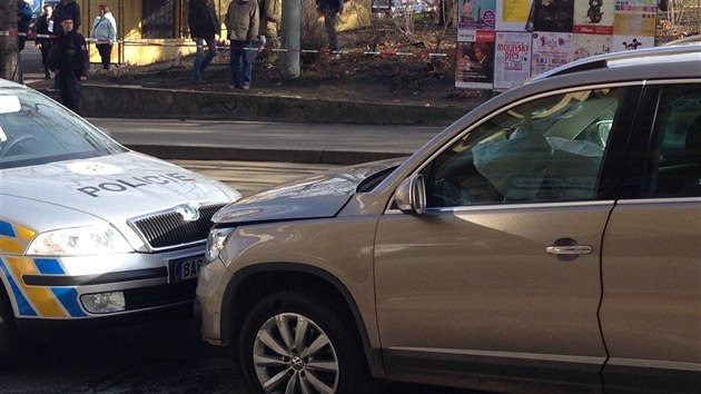 Policejn honika skonila na Karlov nmst nehodou se temi zrannmi