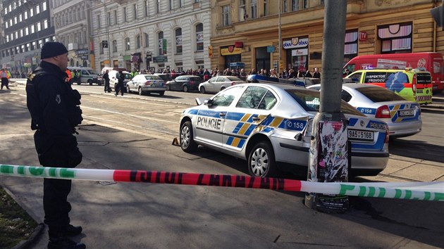 Policejn honika skonila na Karlov nmst nehodou se temi zrannmi.