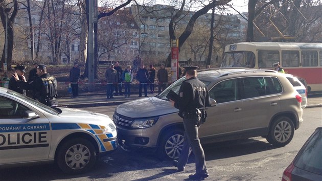 Policejn honika skonila na Karlov nmst nehodou se temi zrannmi.