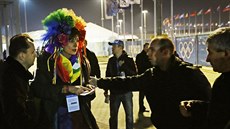 Ruská policie odvádí bojovnici za práva homosexuál jménem Vladimir Luxuria...