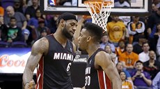 PLÁCNEME SI. LeBron James (vlevo) a Norris Cole z Miami.