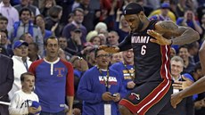 RADOSTNÉ POSKOENÍ. LeBron James Miami slaví výhru nad Golden State.