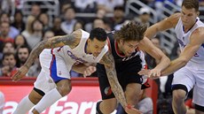 Za míem se enou Matt Barnes (vlevo) z LA Clippers a Robin Lopez  z Portlandu.