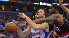 KRAVATA. Blake Griffin z LA Clippers zakonit nestihl. LaMarcus Aldridge z