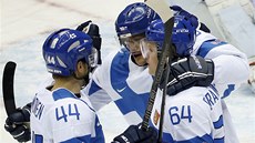 FINSKÁ RADOST. Hokejisté Finska slaví gól v utkání olympijského turnaje proti