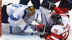 Rakouský úto�ník Thomas Vanek se sna�í i na zemi bojovat p�ed brankou Finska na