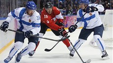 Kanadský útoník Ryan Getzlaf se probíjí finskou obranou v utkání olympijského