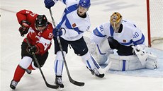 Kanadský kapitán Sidney Crosby cloní ped finskou brankou v utkání olympijského
