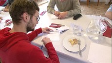 Redaktor Jan Malinda testuje jako zástupce laické ve�ejnosti.