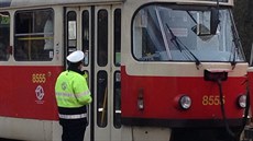 Policisté vyšetřují smrt ženy, kterou lidé našli v tramvaji linky číslo 17 v...