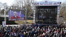 Fanouci v olympijském parku na Letné sledují zápas eských hokejist proti...