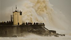 Vlny títící se o pobeí v pístavu Porthcawl na jihu Walesu (12. února