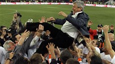 TRENÉRE, DÍKY! Hrá�i �achtaru Don�ck vyhazují do vzduchu trenéra Mirceu Luceska...