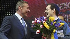 GRATULACE OD LEGENDY. Nový halový sv�tový rekordman Renaud Lavillenie (vpravo)