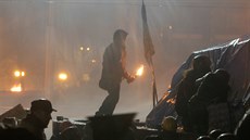 Demonstranti zapalovali pneumatiky, aby zabránili policist�m v postupu sm�rem k...