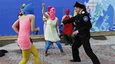 Policie v Soi násilím rozehnala happening Pussy Riot, tekla i krev (19. února)