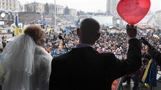 Svátek zamilovaných se dvojice opoziních demonstrant rozhodla oslavit ve...