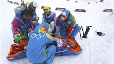 Zdravotníci oetují ínského bce na lyích Wen-lung Süa, který se zranil pi...