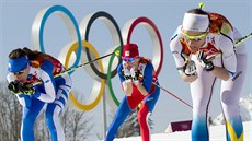Česká běžkyně na lyžích Eva Vrabcová-Nývltová (uprostřed) při štafetovém závodu