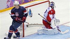 Amerian T.J. Oshie skóroval v samostatných nájezdech hned tikrát ránou mezi...