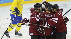 Lotytí hokejisté se radují z druhé branky do védské sít. (15. února 2014)
