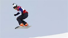 Češka Eva Samková při kvalifikačním závodu ve snowboardcrossu. (16. února 2014)