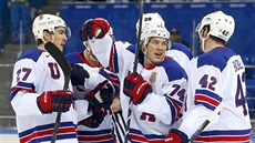 Ameri�an T.J. Oshie (74) se se spoluhrá�i raduje z branky v síti Slovinska....