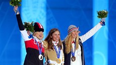 Česká snowboardkrosařka Eva Samková (uprostřed) dostala při slavnostním...