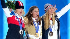 Česká snowboardkrosařka Eva Samková (uprostřed) dostala při slavnostním...