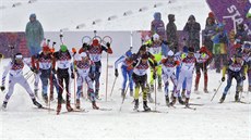 START. Biatlonisté vyrazili do olympijského závodu na 15 kilometr s hromadným...